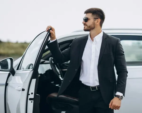 Complementa tu alquiler de auto con un chofer bilingüe